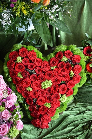 rote Rosen in Herzform