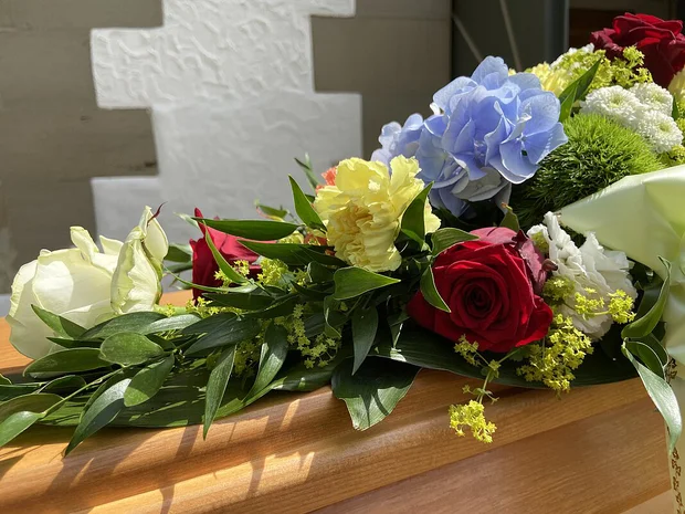 Blumenschmuck auf Sarg